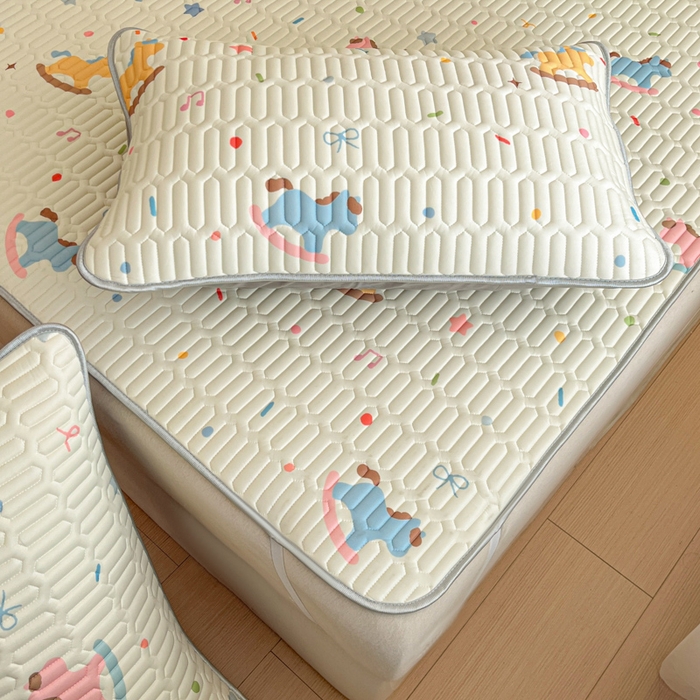 91家纺网 家纺一手货源 找家纺 柒月家居 2026新款小清新乳胶凉席三件套 彩色木马