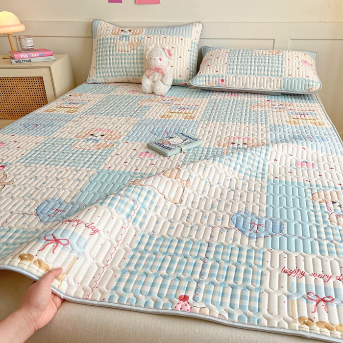 91家纺网 家纺一手货源 找家纺 柒月家居 2026新款小清新乳胶凉席三件套 蓝块汪仔