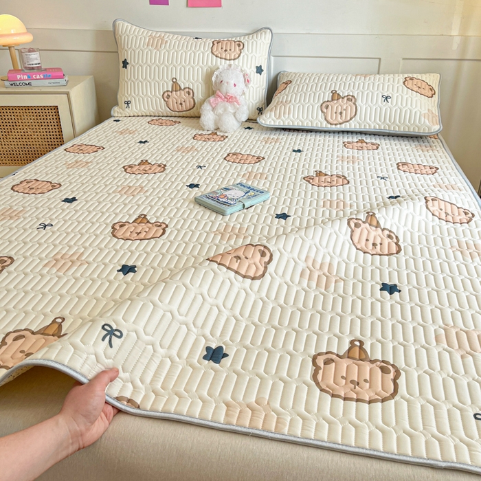 91家纺网 家纺一手货源 找家纺 柒月家居 2026新款小清新乳胶凉席三件套 星帽小熊