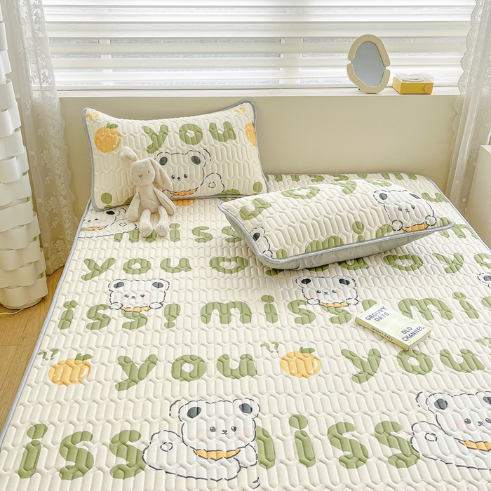 91家纺网 家纺一手货源 找家纺 柒月家居 2026新款小清新乳胶凉席三件套 字母小熊