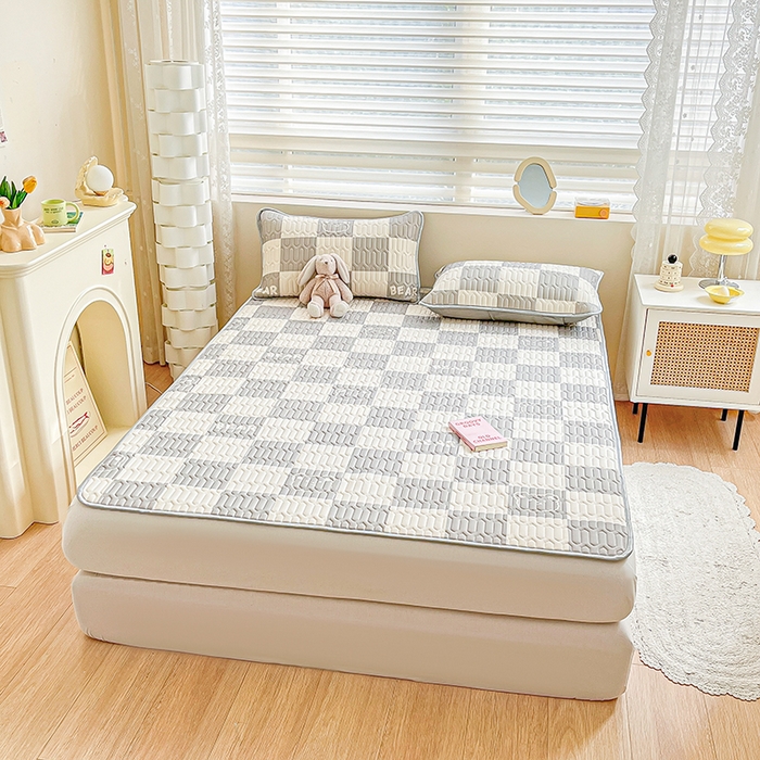 91家纺网 家纺一手货源 找家纺 柒月家居 2026新款小清新乳胶凉席三件套 灰格小熊