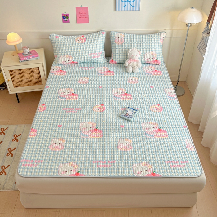 91家纺网 家纺一手货源 找家纺 柒月家居 2026新款小清新乳胶凉席三件套 蓝格甜猫