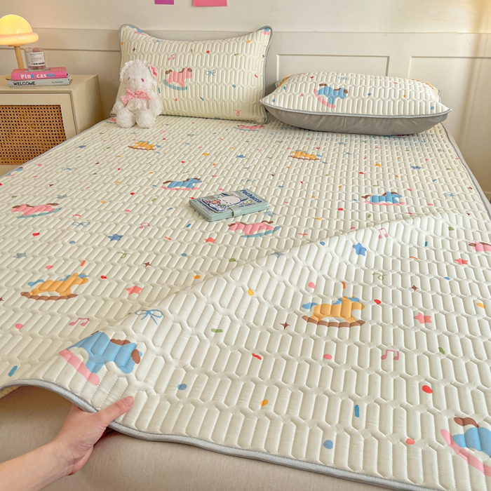 91家纺网 家纺一手货源 找家纺 柒月家居 2026新款小清新乳胶凉席三件套 彩色木马