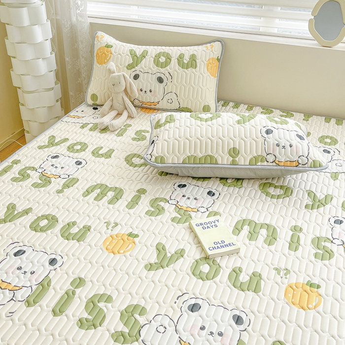 91家纺网 家纺一手货源 找家纺 柒月家居 2026新款小清新乳胶凉席三件套 字母小熊