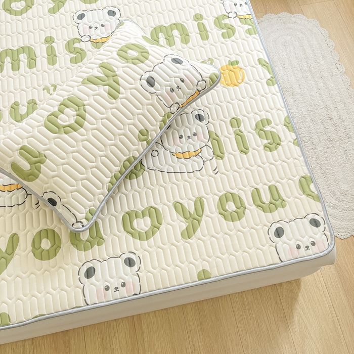 91家纺网 家纺一手货源 找家纺 柒月家居 2026新款小清新乳胶凉席三件套 字母小熊