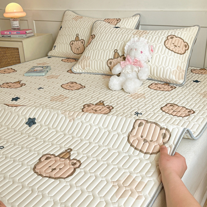 91家纺网 家纺一手货源 找家纺 柒月家居 2026新款小清新乳胶凉席三件套 星帽小熊