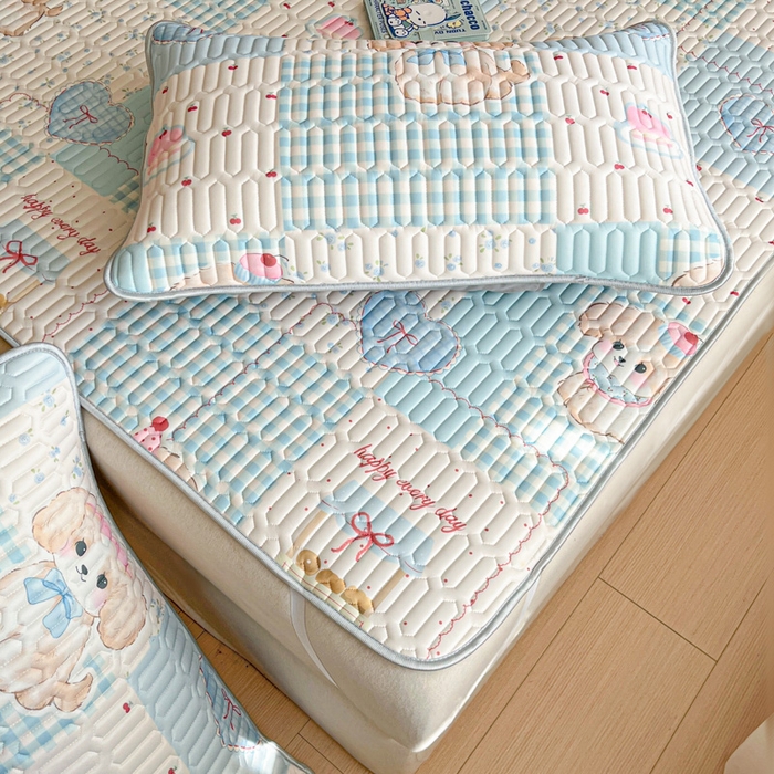 91家纺网 家纺一手货源 找家纺 柒月家居 2026新款小清新乳胶凉席三件套 蓝块汪仔