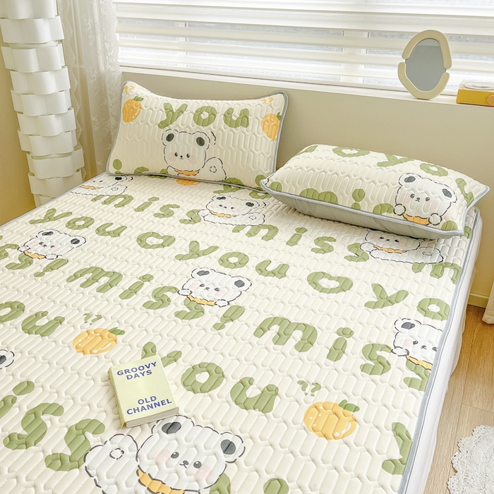 91家纺网 家纺一手货源 找家纺 柒月家居 2026新款小清新乳胶凉席三件套 字母小熊