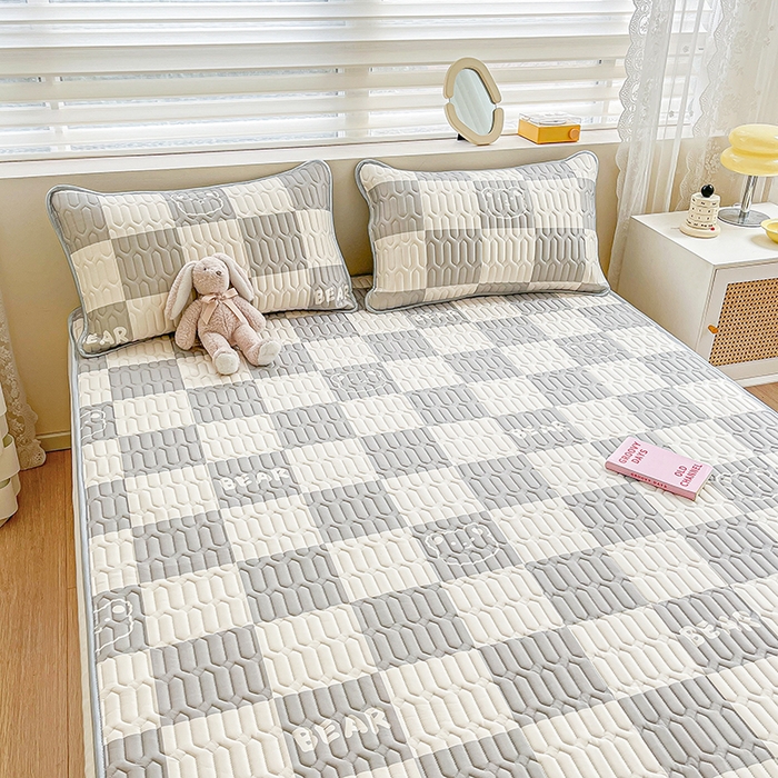 91家纺网 家纺一手货源 找家纺 柒月家居 2026新款小清新乳胶凉席三件套 灰格小熊