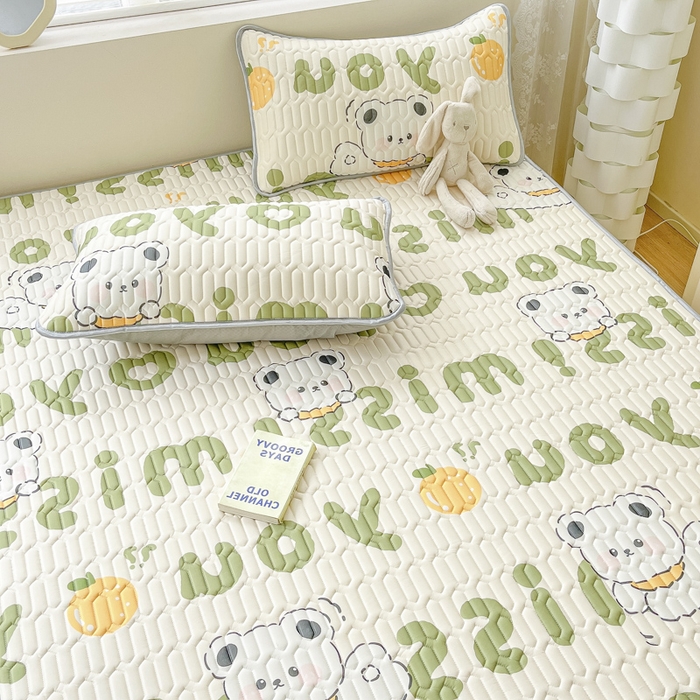 91家纺网 家纺一手货源 找家纺 柒月家居 2026新款小清新乳胶凉席三件套 字母小熊