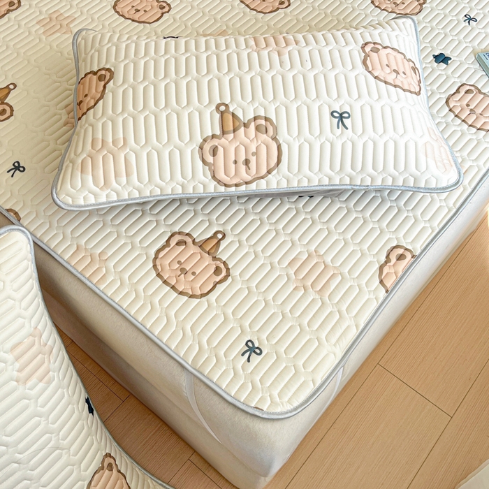 91家纺网 家纺一手货源 找家纺 柒月家居 2026新款小清新乳胶凉席三件套 星帽小熊