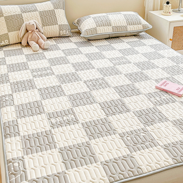 91家纺网 家纺一手货源 找家纺 柒月家居 2026新款小清新乳胶凉席三件套 灰格小熊