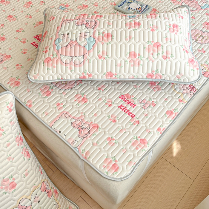 91家纺网 家纺一手货源 找家纺 柒月家居 2026新款小清新乳胶凉席三件套 桃桃奶猫