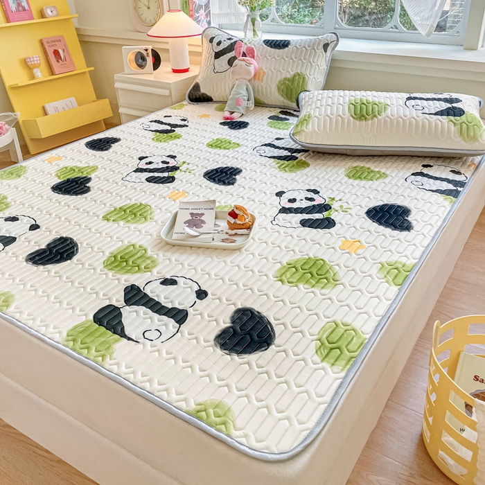 91家纺网 家纺一手货源 找家纺 柒月家居 2026新款小清新乳胶凉席三件套 爱心熊猫