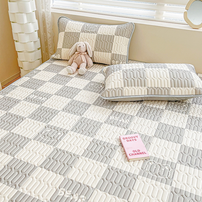 91家纺网 家纺一手货源 找家纺 柒月家居 2026新款小清新乳胶凉席三件套 灰格小熊