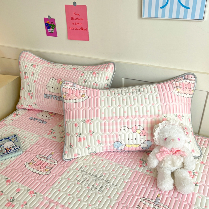 91家纺网 家纺一手货源 找家纺 柒月家居 2026新款小清新乳胶凉席三件套 粉格凯蒂