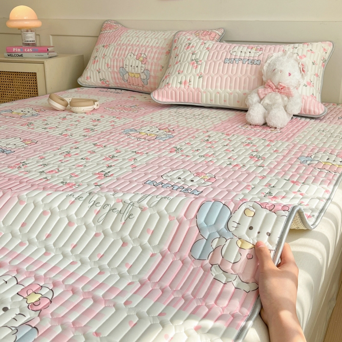 91家纺网 家纺一手货源 找家纺 柒月家居 2026新款小清新乳胶凉席三件套 粉格凯蒂