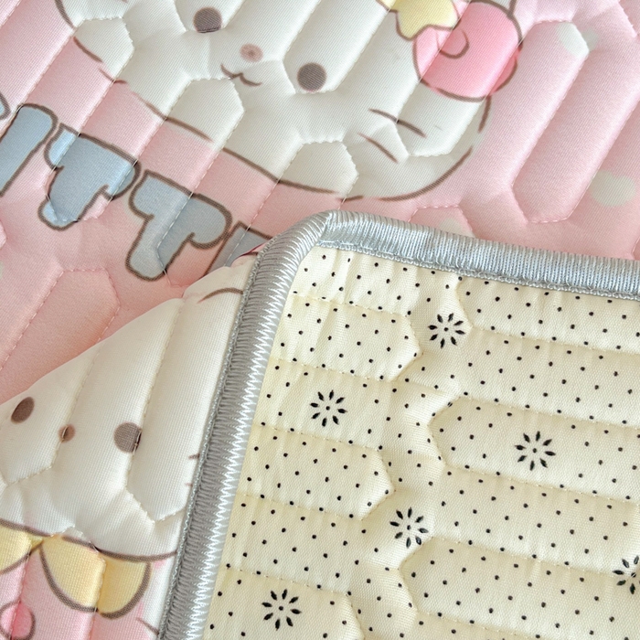 91家纺网 家纺一手货源 找家纺 柒月家居 2026新款小清新乳胶凉席三件套 粉格凯蒂