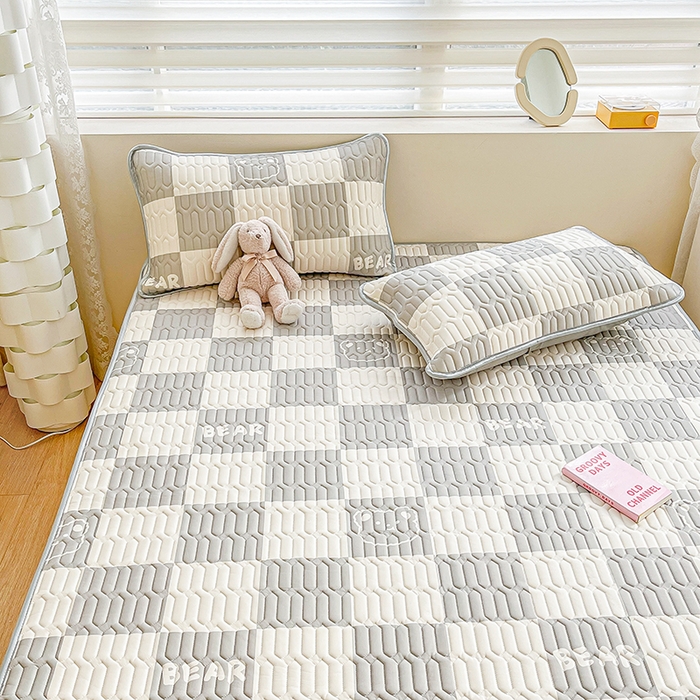 91家纺网 家纺一手货源 找家纺 柒月家居 2026新款小清新乳胶凉席三件套 灰格小熊