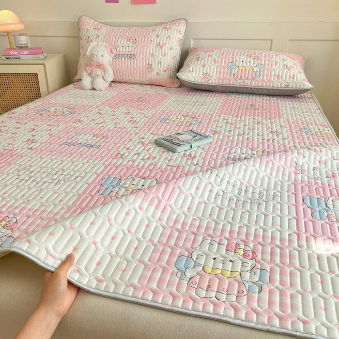 91家纺网 家纺一手货源 找家纺 柒月家居 2026新款小清新乳胶凉席三件套 粉格凯蒂