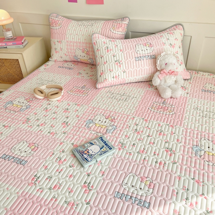 91家纺网 家纺一手货源 找家纺 柒月家居 2026新款小清新乳胶凉席三件套 粉格凯蒂