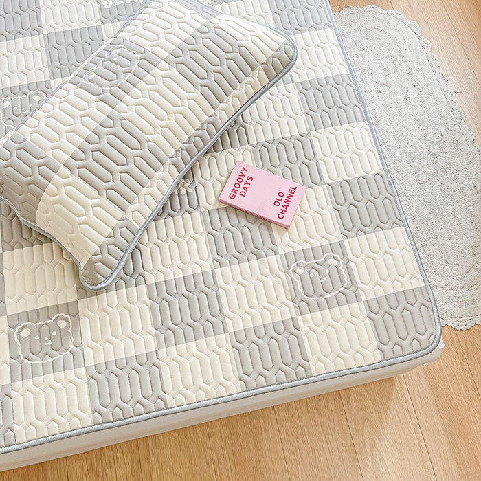 91家纺网 家纺一手货源 找家纺 柒月家居 2026新款小清新乳胶凉席三件套 灰格小熊