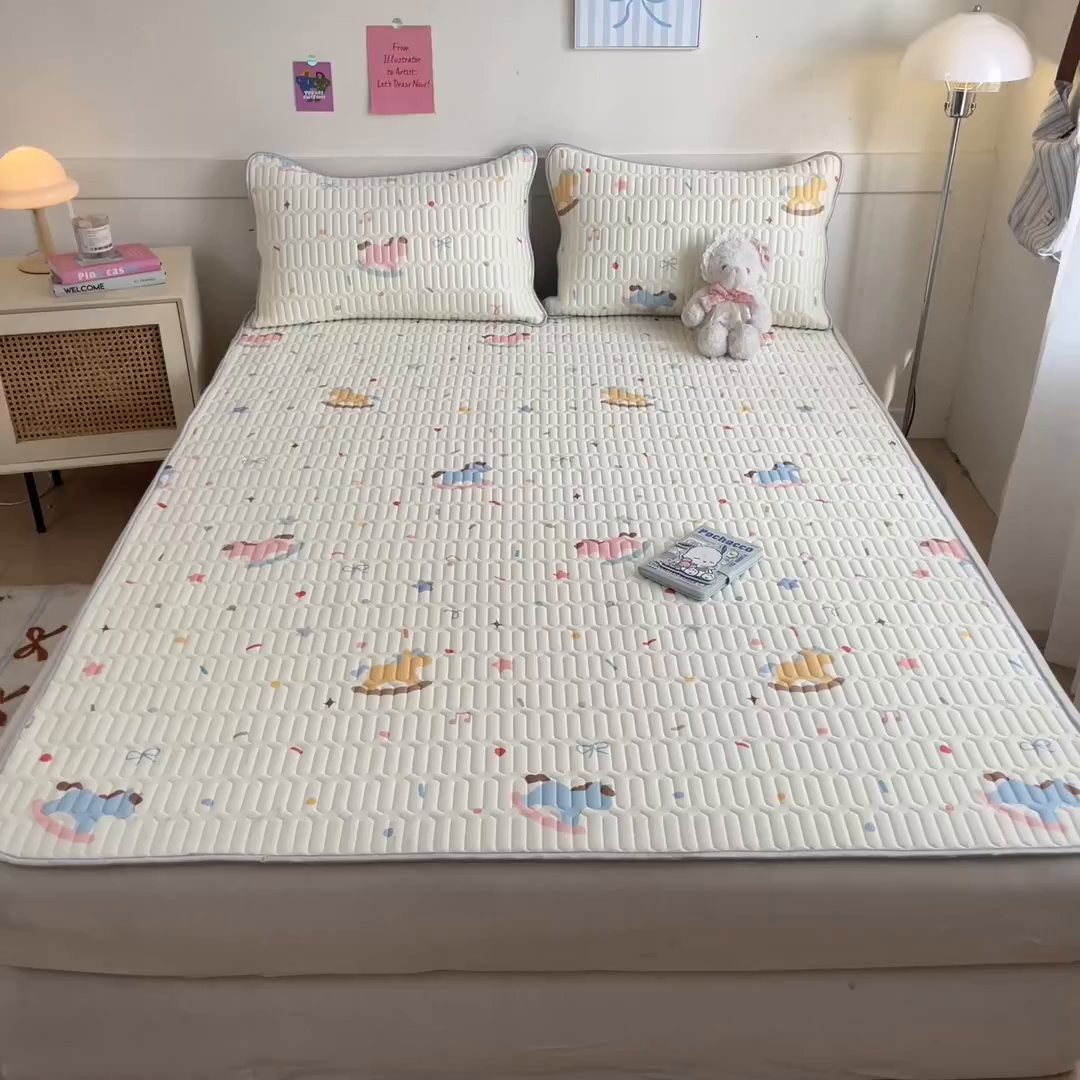 91家纺网 家纺一手货源 找家纺 柒月家居 2026新款小清新乳胶凉席三件套 彩色木马