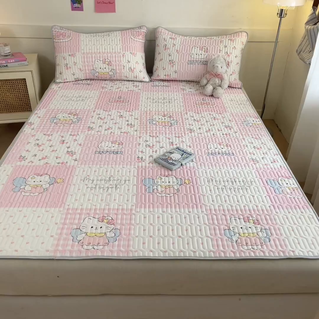 91家纺网 家纺一手货源 找家纺 柒月家居 2026新款小清新乳胶凉席三件套 粉格凯蒂