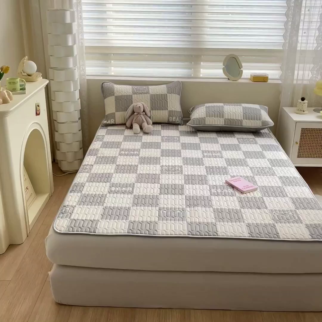 91家纺网 家纺一手货源 找家纺 柒月家居 2026新款小清新乳胶凉席三件套 灰格小熊