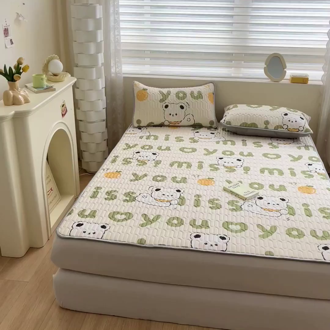 91家纺网 家纺一手货源 找家纺 柒月家居 2026新款小清新乳胶凉席三件套 字母小熊