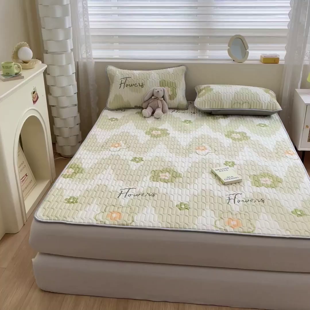 91家纺网 家纺一手货源 找家纺 柒月家居 2026新款小清新乳胶凉席三件套 花季