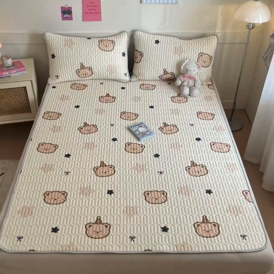 91家纺网 家纺一手货源 找家纺 柒月家居 2026新款小清新乳胶凉席三件套 星帽小熊