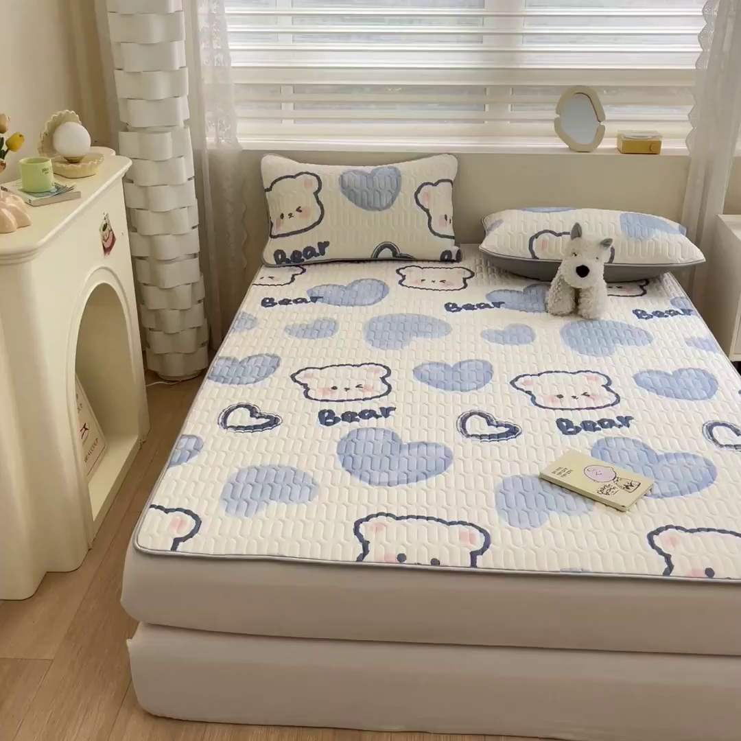 91家纺网 家纺一手货源 找家纺 柒月家居 2026新款小清新乳胶凉席三件套 爱心小熊