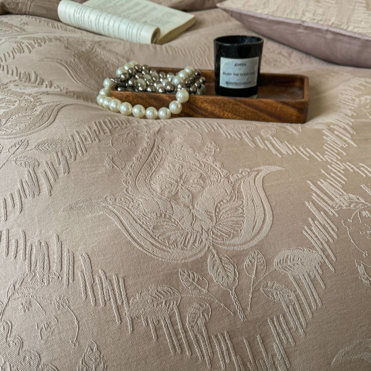 91家纺网 家纺一手货源 找家纺 乐家毛巾被（工厂自产自销） 2026春夏新款全棉60S长绒棉立体厚织提花四件套 缠绕