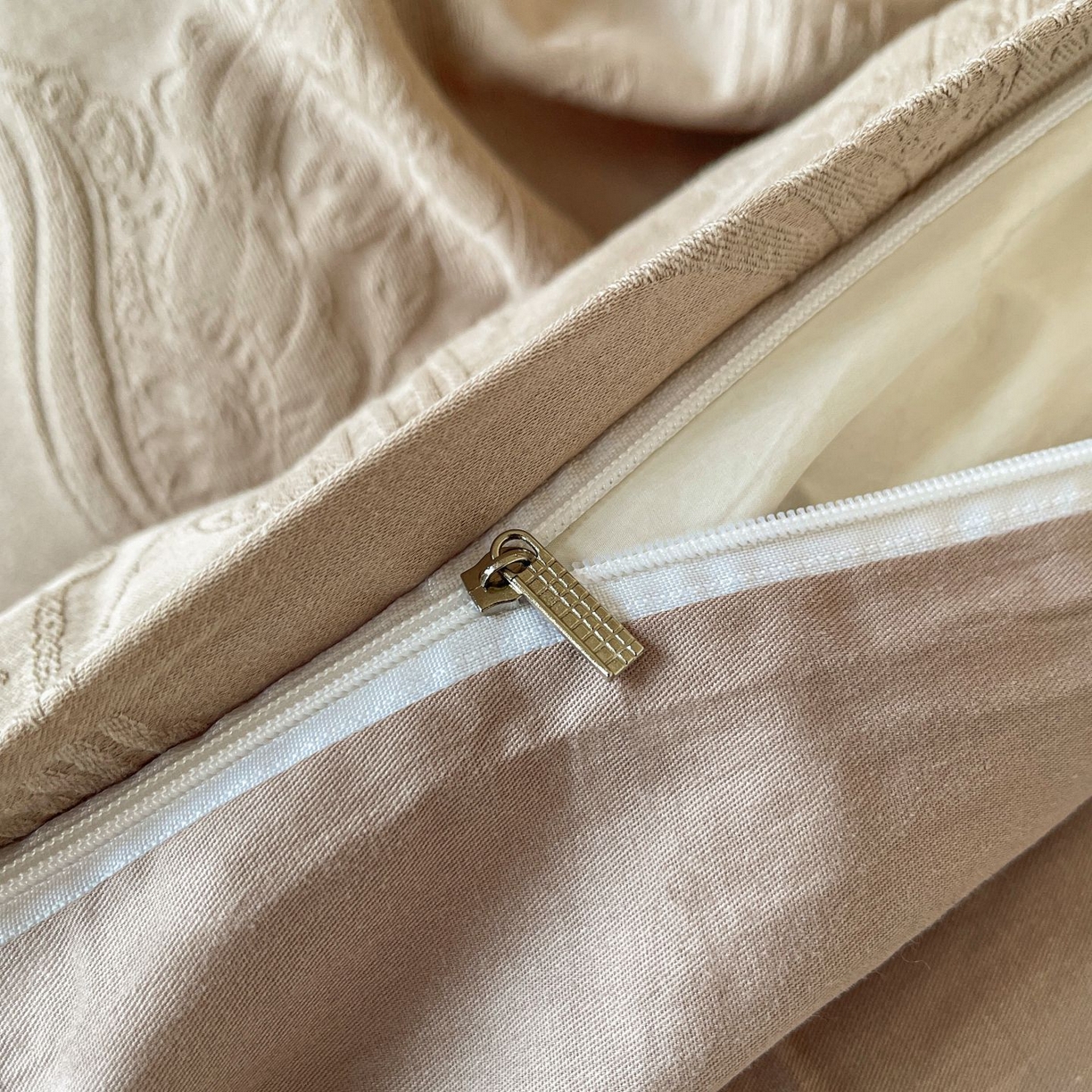 91家纺网 家纺一手货源 找家纺 乐家毛巾被（工厂自产自销） 2026春夏新款全棉60S长绒棉立体厚织提花四件套 缠绕