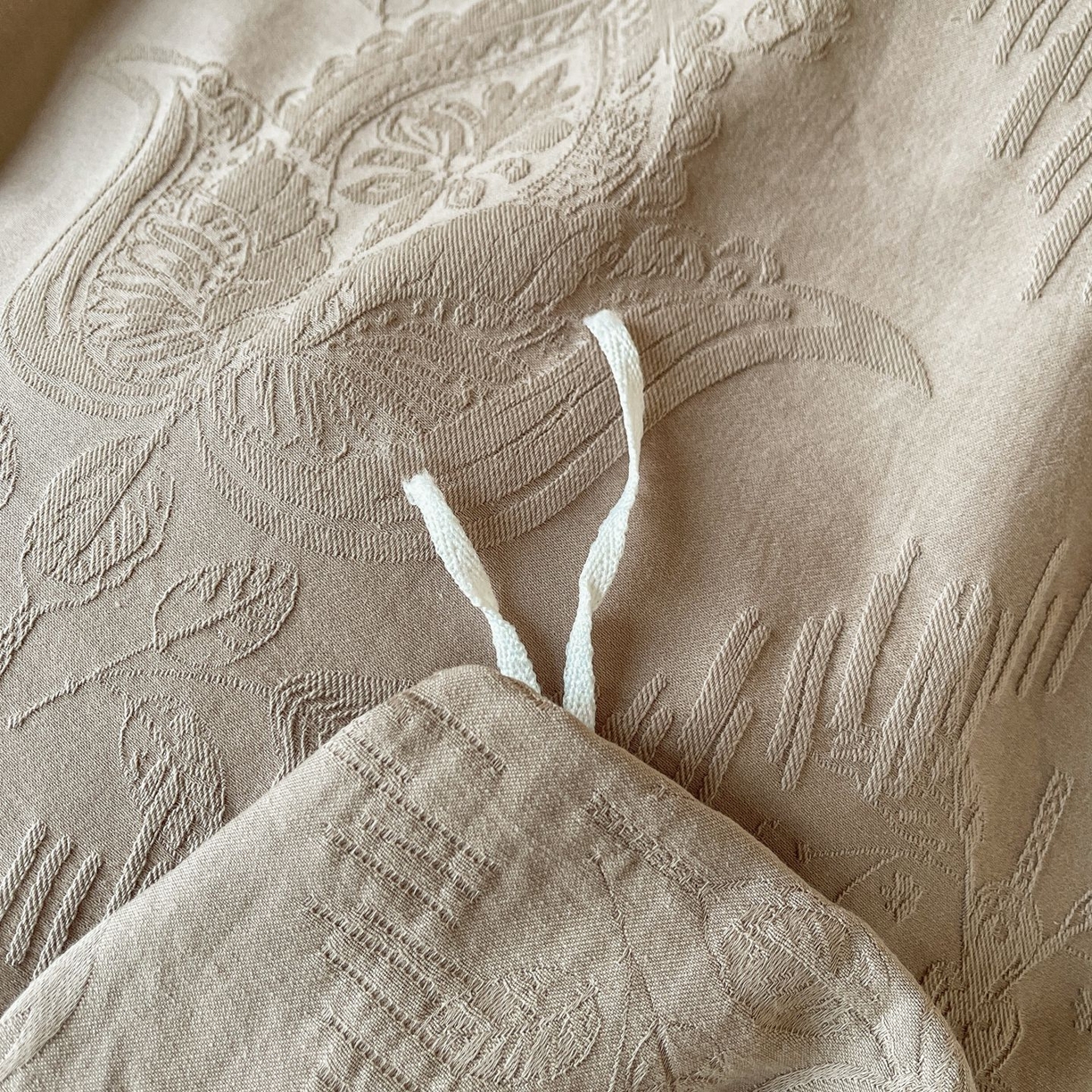 91家纺网 家纺一手货源 找家纺 乐家毛巾被（工厂自产自销） 2026春夏新款全棉60S长绒棉立体厚织提花四件套 缠绕