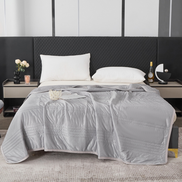 91家纺网 家纺一手货源 找家纺 手艺人家纺 2026新款夏季凉感冰丝爆款夏凉薄款被子空调水洗单人夏天双人宿舍可机洗 条纹灰色