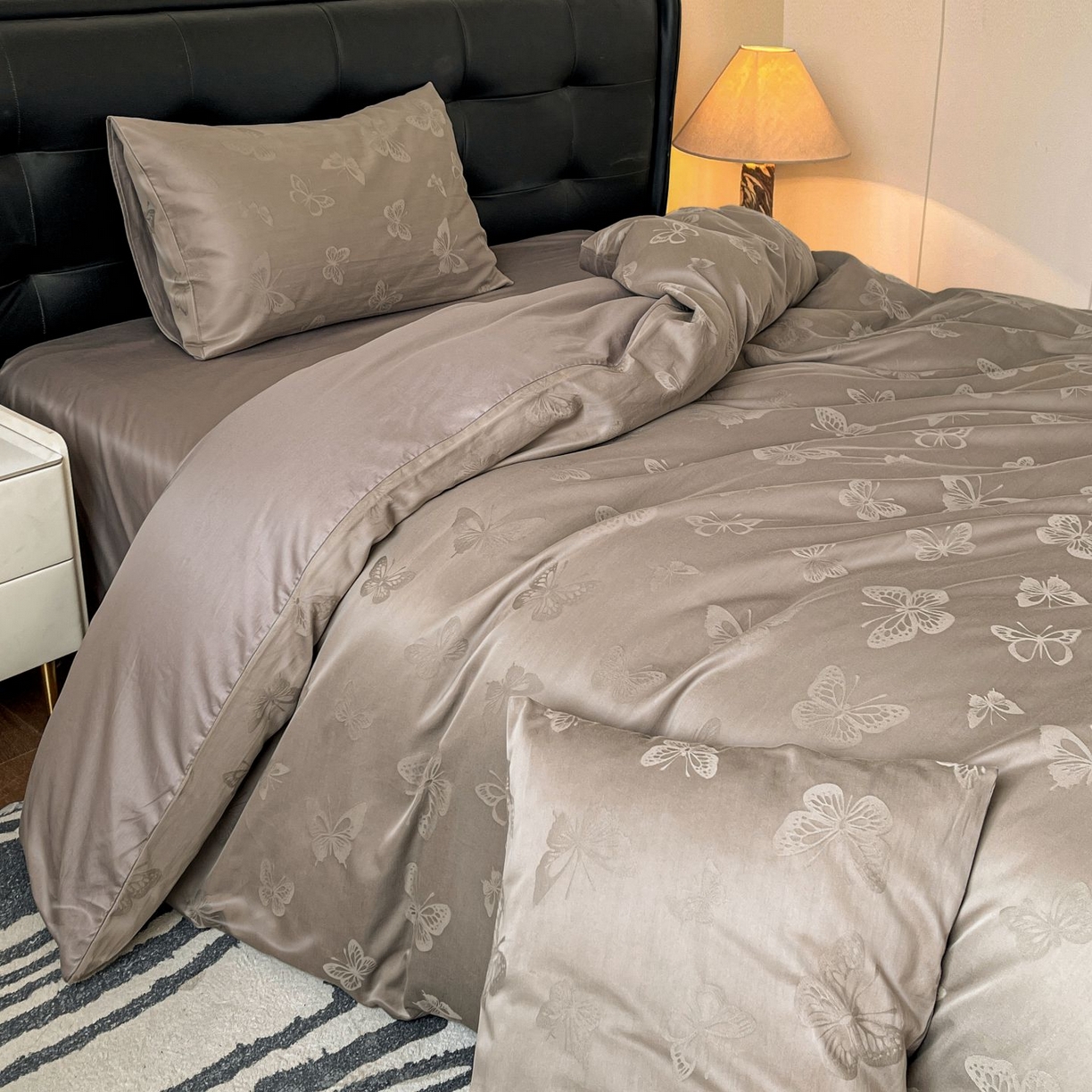 91家纺网 家纺一手货源 找家纺 乐家毛巾被（工厂自产自销） 2026春夏新款全棉60S长绒棉立体厚织提花四件套 蝶影