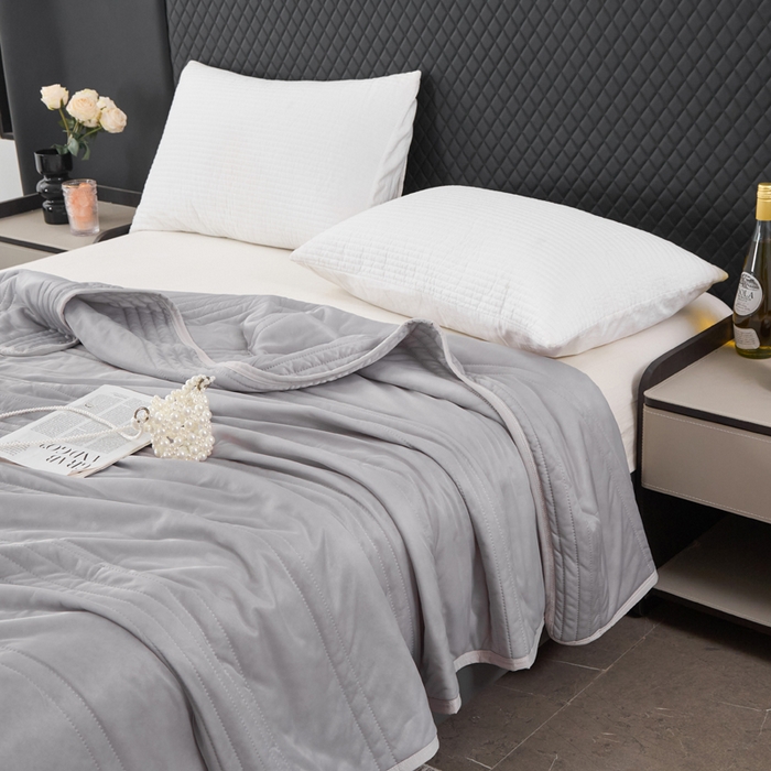 91家纺网 家纺一手货源 找家纺 手艺人家纺 2026新款夏季凉感冰丝爆款夏凉薄款被子空调水洗单人夏天双人宿舍可机洗 条纹灰色