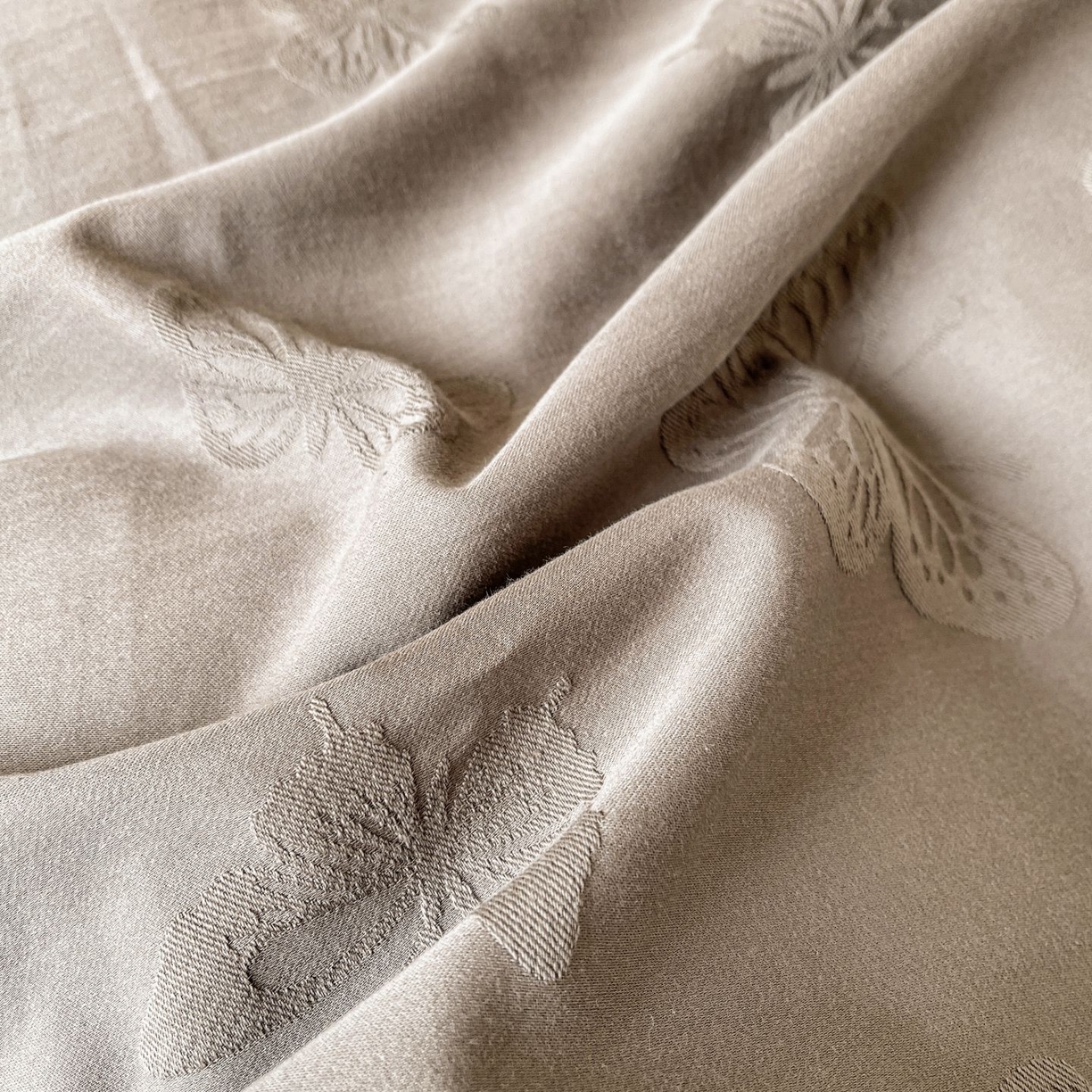 91家纺网 家纺一手货源 找家纺 乐家毛巾被（工厂自产自销） 2026春夏新款全棉60S长绒棉立体厚织提花四件套 蝶影