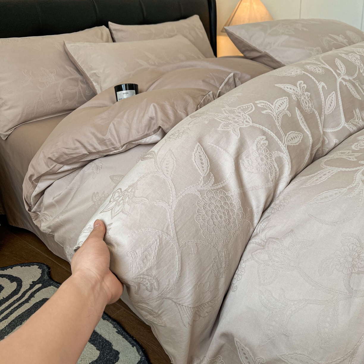 91家纺网 家纺一手货源 找家纺 乐家毛巾被（工厂自产自销） 2026春夏新款全棉60S长绒棉立体厚织提花四件套 浮光掠影