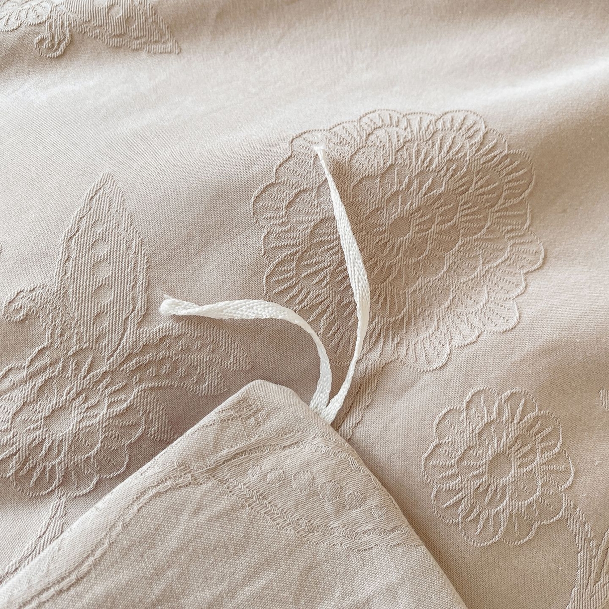 91家纺网 家纺一手货源 找家纺 乐家毛巾被（工厂自产自销） 2026春夏新款全棉60S长绒棉立体厚织提花四件套 浮光掠影