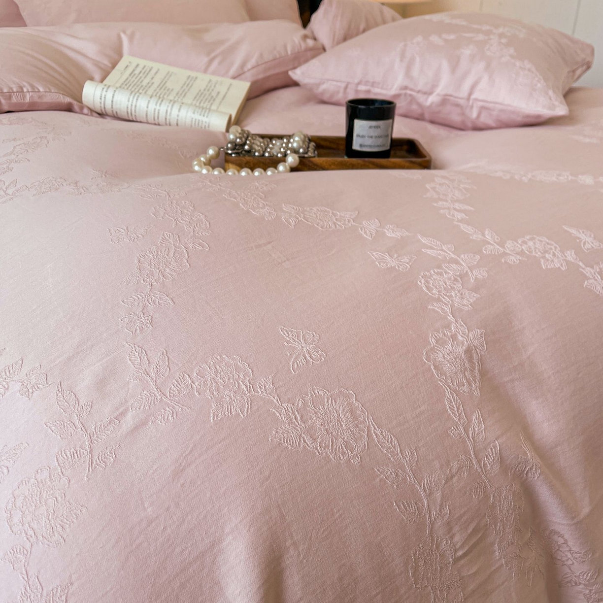 91家纺网 家纺一手货源 找家纺 乐家毛巾被（工厂自产自销） 2026春夏新款全棉60S长绒棉立体厚织提花四件套 花叶蝶影