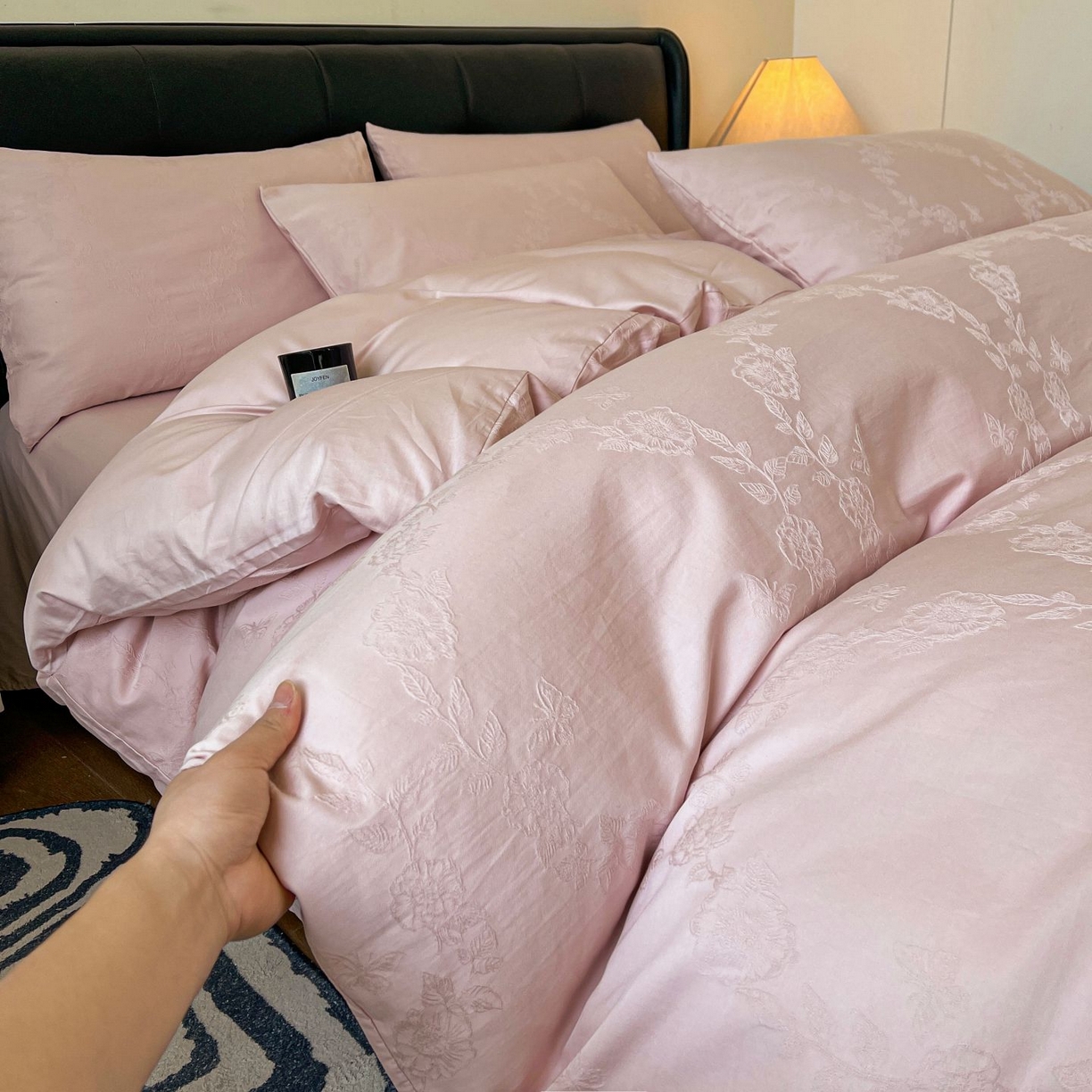 91家纺网 家纺一手货源 找家纺 乐家毛巾被（工厂自产自销） 2026春夏新款全棉60S长绒棉立体厚织提花四件套 花叶蝶影