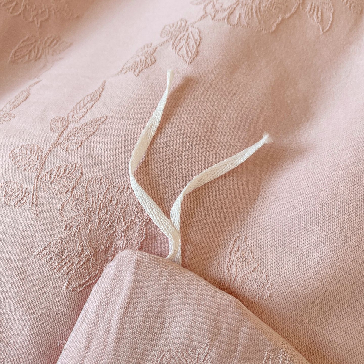 91家纺网 家纺一手货源 找家纺 乐家毛巾被（工厂自产自销） 2026春夏新款全棉60S长绒棉立体厚织提花四件套 花叶蝶影