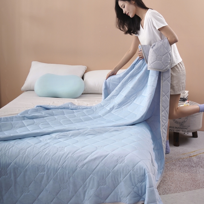 91家纺网 家纺一手货源 找家纺 手艺人家纺 2026新款夏季凉感冰丝爆款夏凉薄款被子空调水洗单人夏天双人宿舍可机洗 方格湖蓝