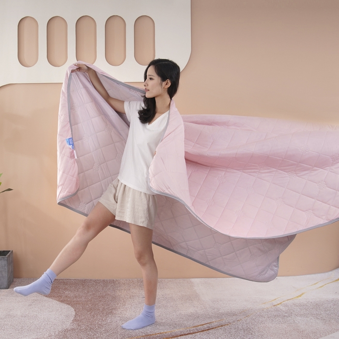 91家纺网 家纺一手货源 找家纺 手艺人家纺 2026新款夏季凉感冰丝爆款夏凉薄款被子空调水洗单人夏天双人宿舍可机洗 方格浅粉