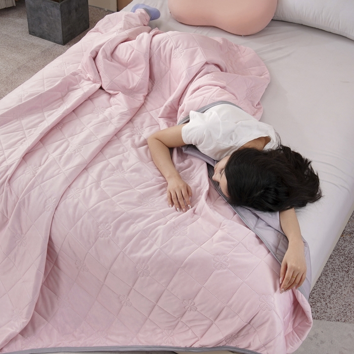 91家纺网 家纺一手货源 找家纺 手艺人家纺 2026新款夏季凉感冰丝爆款夏凉薄款被子空调水洗单人夏天双人宿舍可机洗 方格浅粉