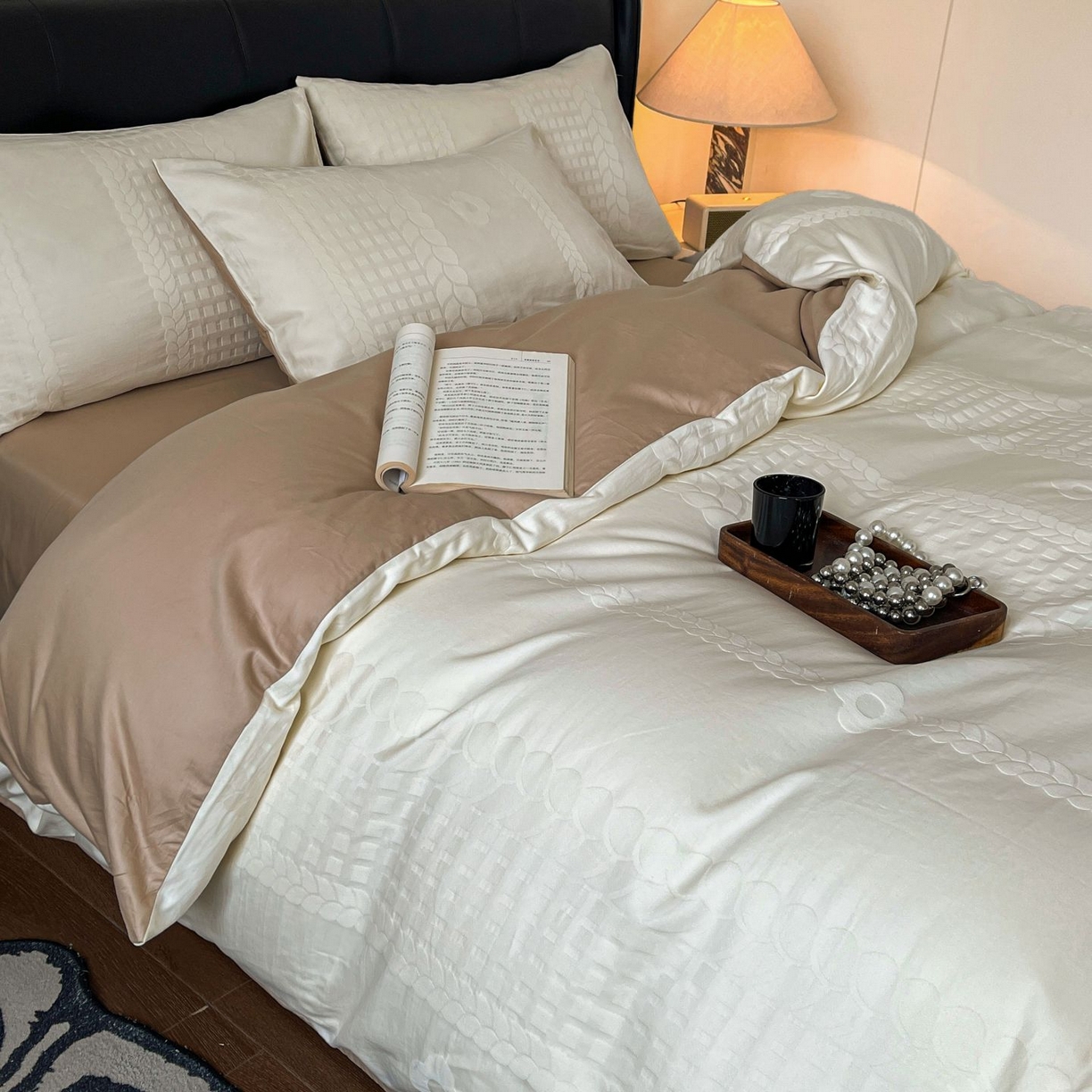 91家纺网 家纺一手货源 找家纺 乐家毛巾被（工厂自产自销） 2026春夏新款全棉60S长绒棉立体厚织提花四件套 落痕