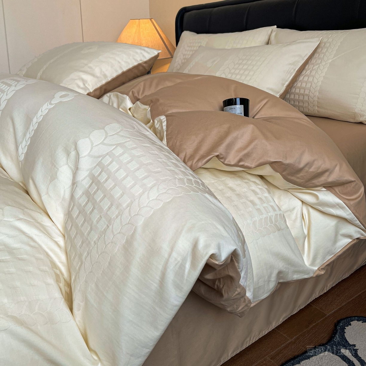 91家纺网 家纺一手货源 找家纺 乐家毛巾被（工厂自产自销） 2026春夏新款全棉60S长绒棉立体厚织提花四件套 落痕